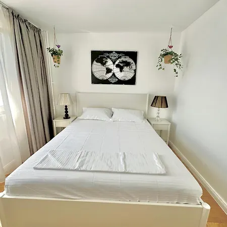 Arc De Triomphe - Free Parking Place