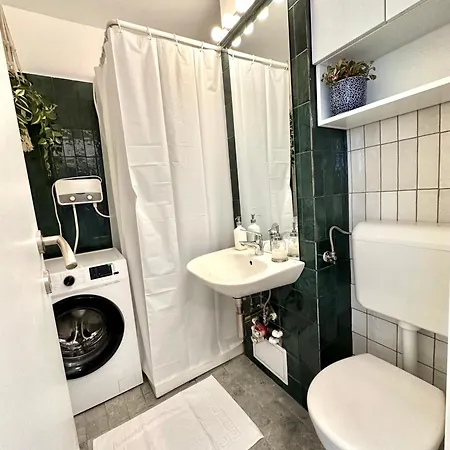 Arc De Triomphe - Free Parking Place