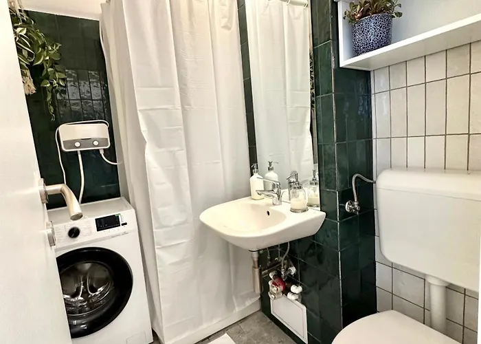 Arc De Triomphe - Free Parking Place