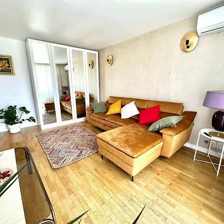 Arc De Triomphe - Free Parking Place