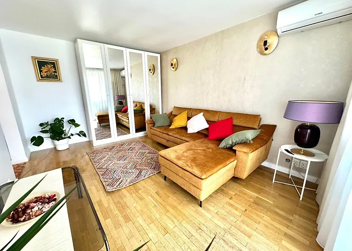 Arc De Triomphe - Free Parking Place