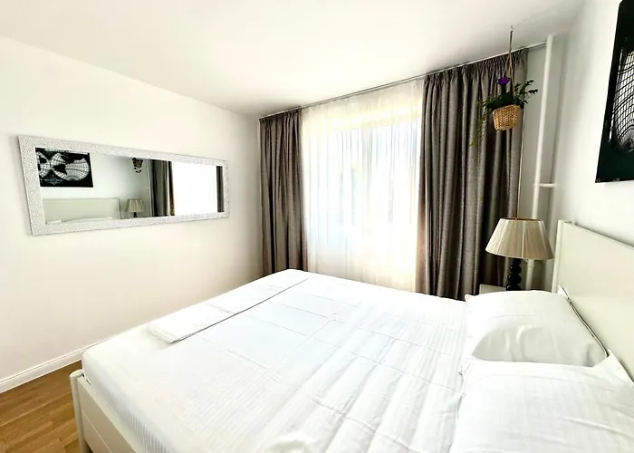 Arc De Triomphe - Free Parking Place *