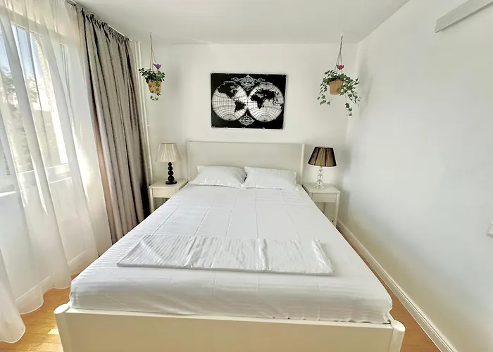 Arc De Triomphe - Free Parking Place